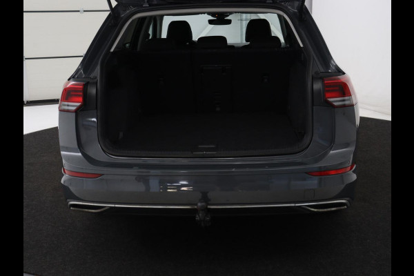 Volkswagen Golf 1.5 TSI Active Life | Trekhaak | Stoelverwarming | Carplay | Sfeerverlichting | Navigatie | Adaptive cruise | Parkeerhulp | Stuurverwarming | Bluetooth | Climate control