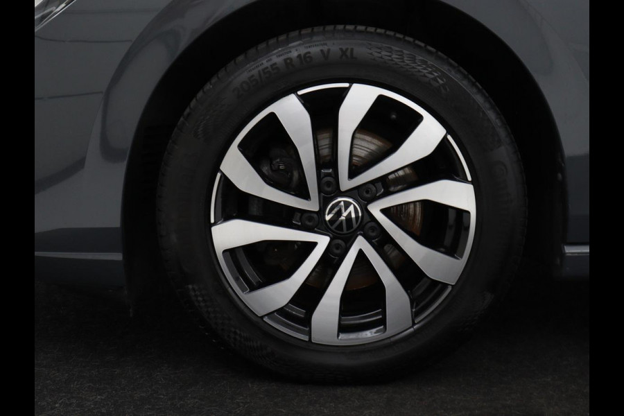Volkswagen Golf 1.5 TSI Active Life | Trekhaak | Stoelverwarming | Carplay | Sfeerverlichting | Navigatie | Adaptive cruise | Parkeerhulp | Stuurverwarming | Bluetooth | Climate control