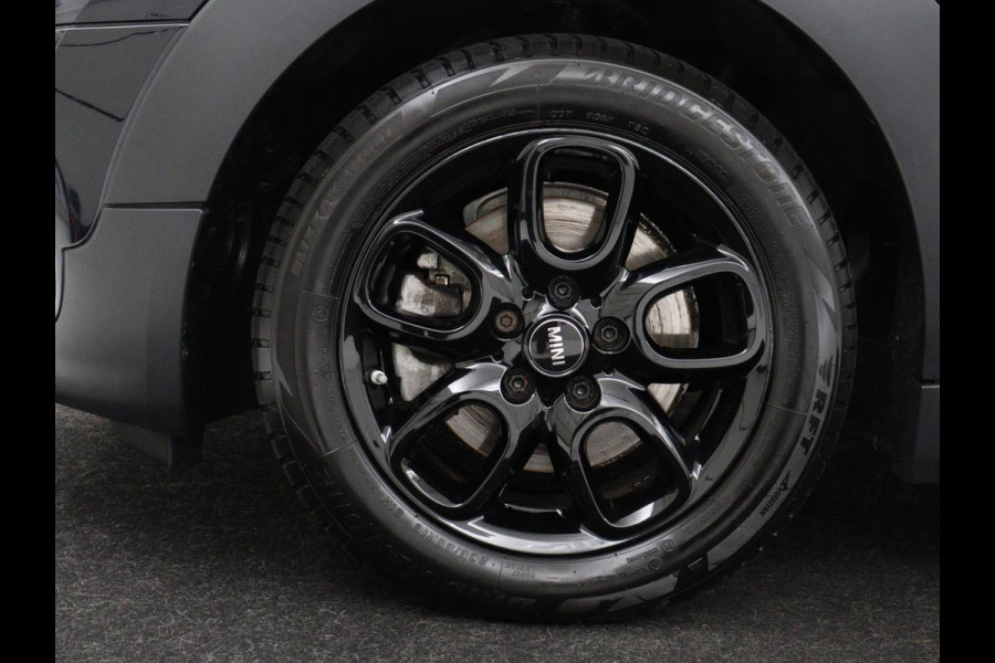 MINI Clubman 1.5 Cooper Business Edition | Automaat | Stoelverwarming | Carplay | Sportstoelen | Half leder | Full LED | Navigatie | Parkeerhulp | Climate control | Cruise control | Origineel NL