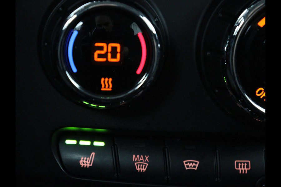 MINI Clubman 1.5 Cooper Business Edition | Automaat | Stoelverwarming | Carplay | Sportstoelen | Half leder | Full LED | Navigatie | Parkeerhulp | Climate control | Cruise control | Origineel NL