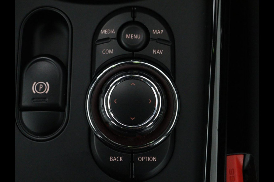MINI Clubman 1.5 Cooper Business Edition | Automaat | Stoelverwarming | Carplay | Sportstoelen | Half leder | Full LED | Navigatie | Parkeerhulp | Climate control | Cruise control | Origineel NL