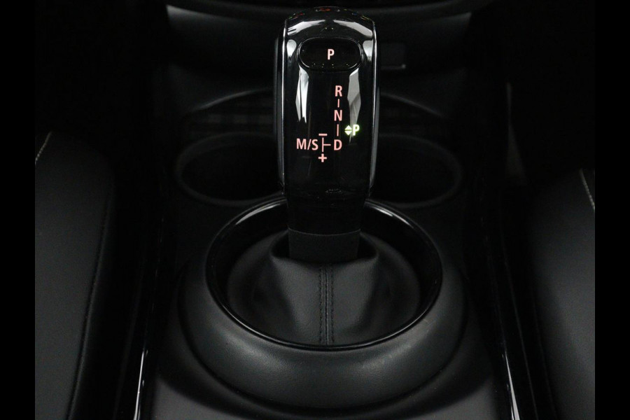 MINI Clubman 1.5 Cooper Business Edition | Automaat | Stoelverwarming | Carplay | Sportstoelen | Half leder | Full LED | Navigatie | Parkeerhulp | Climate control | Cruise control | Origineel NL