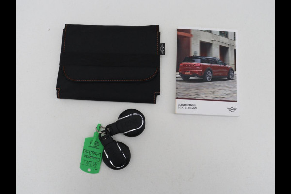 MINI Clubman 1.5 Cooper Business Edition | Automaat | Stoelverwarming | Carplay | Sportstoelen | Half leder | Full LED | Navigatie | Parkeerhulp | Climate control | Cruise control | Origineel NL