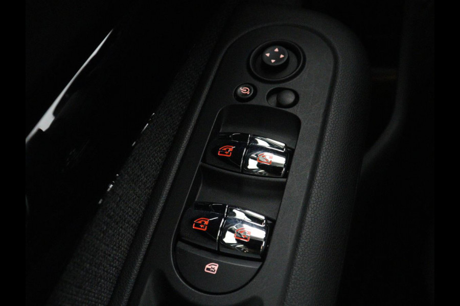 MINI Clubman 1.5 Cooper Business Edition | Automaat | Stoelverwarming | Carplay | Sportstoelen | Half leder | Full LED | Navigatie | Parkeerhulp | Climate control | Cruise control | Origineel NL