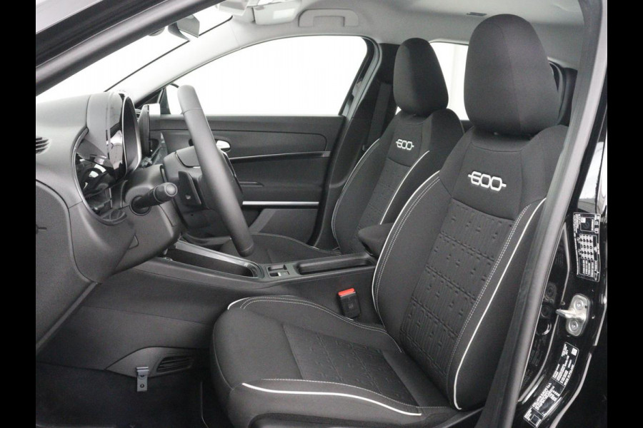 Fiat 600 1.2 Hybrid Urban | Stoelverwarming | 360 camera | Cruise control | Navigatie | Carplay | DAB | Climate control | Full LED | Park assist | Sfeerverlichting