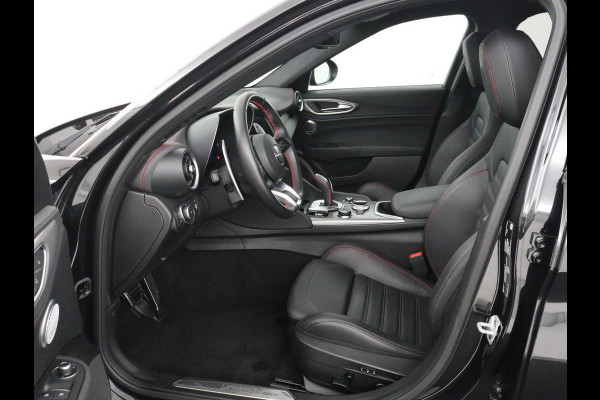 Alfa Romeo Giulia 2.0 T GME AWD Competizione Q4 280pk Leder | Memory | Leder | Memory | Leder dashboard | Stuur/stoel verwarming | Matrix koplampen | Harman / Kardon | Dodehoek detectie | Park assist | Camera | Climate control | Virtual dashboard |
