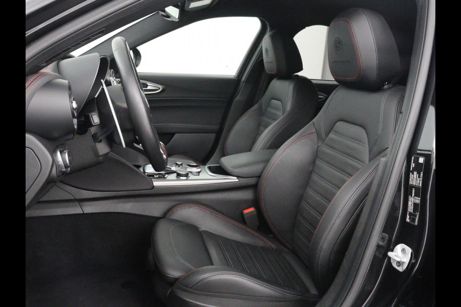 Alfa Romeo Giulia 2.0 T GME AWD Competizione Q4 280pk Leder | Memory | Leder | Memory | Leder dashboard | Stuur/stoel verwarming | Matrix koplampen | Harman / Kardon | Dodehoek detectie | Park assist | Camera | Climate control | Virtual dashboard |