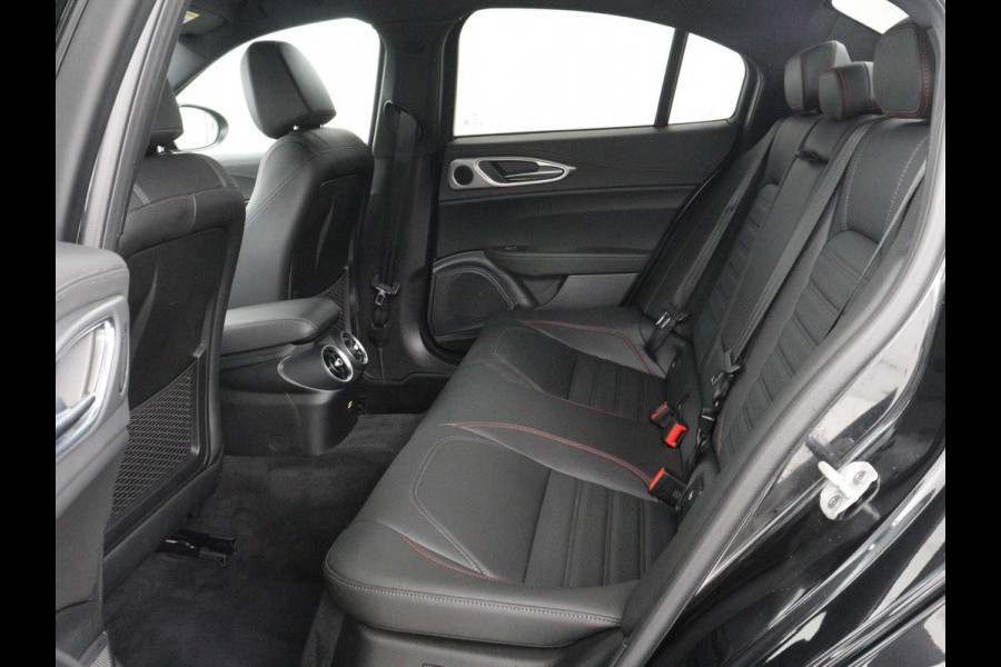 Alfa Romeo Giulia 2.0 T GME AWD Competizione Q4 280pk Leder | Memory | Leder | Memory | Leder dashboard | Stuur/stoel verwarming | Matrix koplampen | Harman / Kardon | Dodehoek detectie | Park assist | Camera | Climate control | Virtual dashboard |