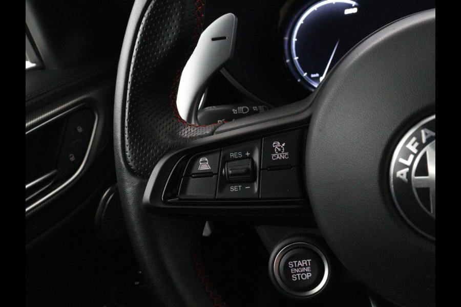 Alfa Romeo Giulia 2.0 T GME AWD Competizione Q4 280pk Leder | Memory | Leder | Memory | Leder dashboard | Stuur/stoel verwarming | Matrix koplampen | Harman / Kardon | Dodehoek detectie | Park assist | Camera | Climate control | Virtual dashboard |