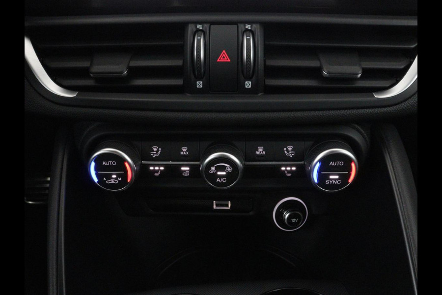 Alfa Romeo Giulia 2.0 T GME AWD Competizione Q4 280pk Leder | Memory | Leder | Memory | Leder dashboard | Stuur/stoel verwarming | Matrix koplampen | Harman / Kardon | Dodehoek detectie | Park assist | Camera | Climate control | Virtual dashboard |