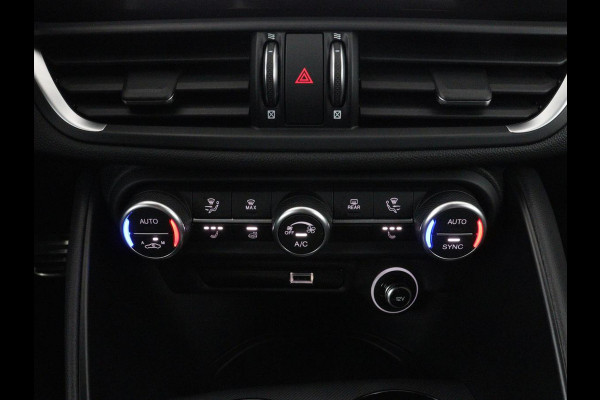 Alfa Romeo Giulia 2.0 T GME AWD Competizione Q4 280pk Leder | Memory | Leder | Memory | Leder dashboard | Stuur/stoel verwarming | Matrix koplampen | Harman / Kardon | Dodehoek detectie | Park assist | Camera | Climate control | Virtual dashboard |