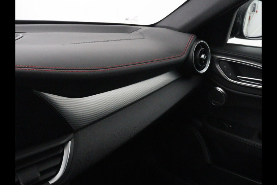 Alfa Romeo Giulia 2.0 T GME AWD Competizione Q4 280pk Leder | Memory | Leder | Memory | Leder dashboard | Stuur/stoel verwarming | Matrix koplampen | Harman / Kardon | Dodehoek detectie | Park assist | Camera | Climate control | Virtual dashboard |