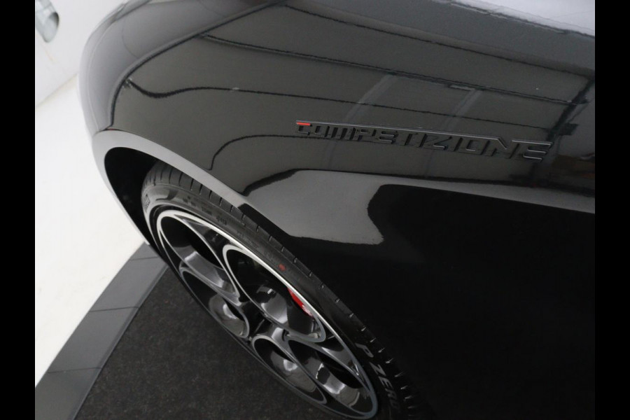Alfa Romeo Giulia 2.0 T GME AWD Competizione Q4 280pk Leder | Memory | Leder | Memory | Leder dashboard | Stuur/stoel verwarming | Matrix koplampen | Harman / Kardon | Dodehoek detectie | Park assist | Camera | Climate control | Virtual dashboard |