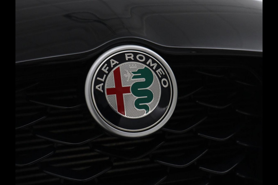 Alfa Romeo Giulia 2.0 T GME AWD Competizione Q4 280pk Leder | Memory | Leder | Memory | Leder dashboard | Stuur/stoel verwarming | Matrix koplampen | Harman / Kardon | Dodehoek detectie | Park assist | Camera | Climate control | Virtual dashboard |
