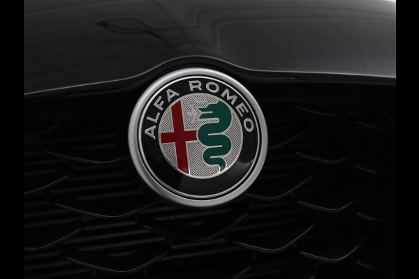 Alfa Romeo Giulia 2.0 T GME AWD Competizione Q4 280pk Leder | Memory | Leder | Memory | Leder dashboard | Stuur/stoel verwarming | Matrix koplampen | Harman / Kardon | Dodehoek detectie | Park assist | Camera | Climate control | Virtual dashboard |