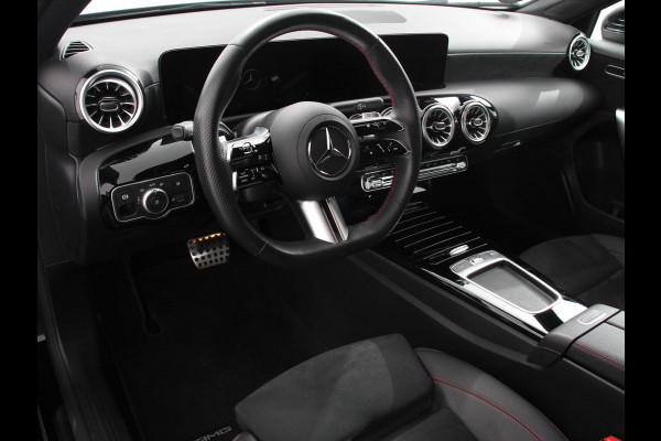 Mercedes-Benz A-Klasse 200 Automaat AMG Line Navigatie Climate control Camera Parkeer sensoren Half Lederen Bekleding Led  Cruise Control adaptive LM Velgen Dab Led