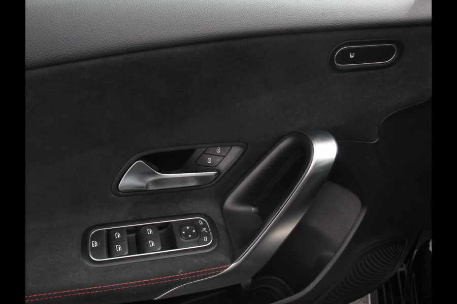 Mercedes-Benz A-Klasse 200 Automaat AMG Line Navigatie Climate control Camera Parkeer sensoren Half Lederen Bekleding Led  Cruise Control adaptive LM Velgen Dab Led