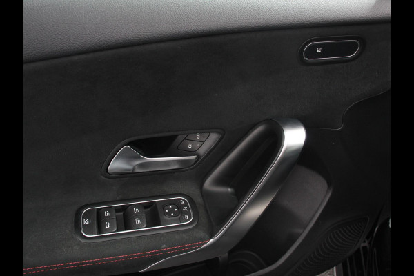 Mercedes-Benz A-Klasse 200 Automaat AMG Line Navigatie Climate control Camera Parkeer sensoren Half Lederen Bekleding Led  Cruise Control adaptive LM Velgen Dab Led