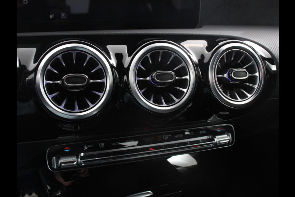 Mercedes-Benz A-Klasse 200 Automaat AMG Line Navigatie Climate control Camera Parkeer sensoren Half Lederen Bekleding Led  Cruise Control adaptive LM Velgen Dab Led
