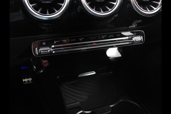 Mercedes-Benz A-Klasse 200 Automaat AMG Line Navigatie Climate control Camera Parkeer sensoren Half Lederen Bekleding Led  Cruise Control adaptive LM Velgen Dab Led