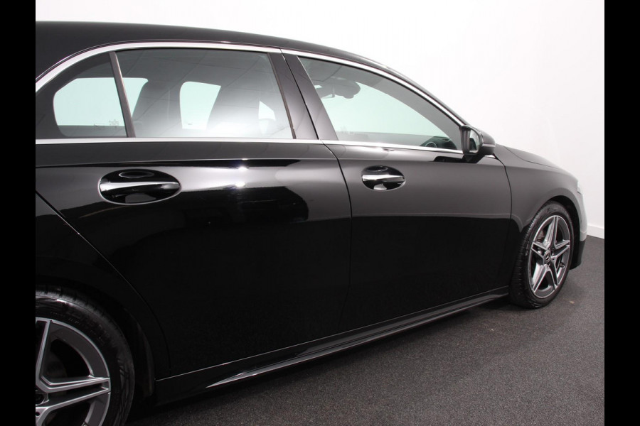 Mercedes-Benz A-Klasse 200 Automaat AMG Line Navigatie Climate control Camera Parkeer sensoren Half Lederen Bekleding Led  Cruise Control adaptive LM Velgen Dab Led
