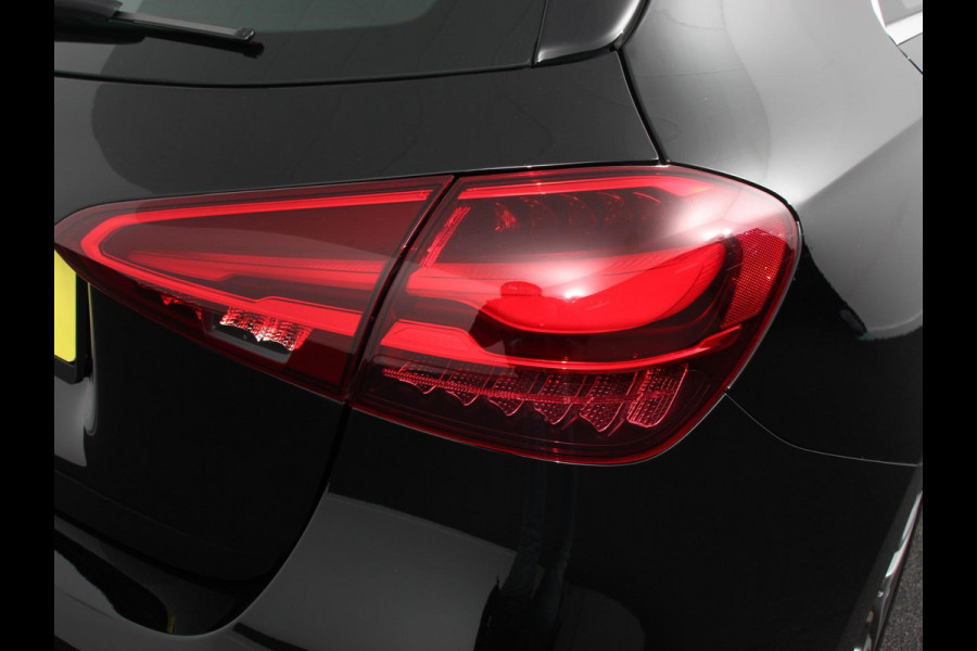 Mercedes-Benz A-Klasse 200 Automaat AMG Line Navigatie Climate control Camera Parkeer sensoren Half Lederen Bekleding Led  Cruise Control adaptive LM Velgen Dab Led