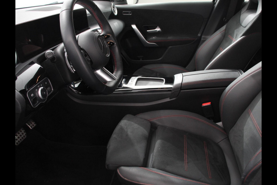 Mercedes-Benz A-Klasse 200 Automaat AMG Line Navigatie Climate control Camera Parkeer sensoren Half Lederen Bekleding Led  Cruise Control adaptive LM Velgen Dab Led