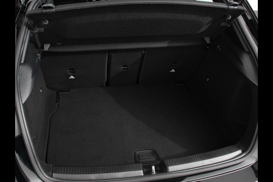 Mercedes-Benz A-Klasse 200 Automaat AMG Line Navigatie Climate control Camera Parkeer sensoren Half Lederen Bekleding Led  Cruise Control adaptive LM Velgen Dab Led