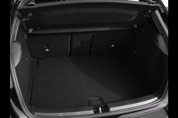 Mercedes-Benz A-Klasse 200 Automaat AMG Line Navigatie Climate control Camera Parkeer sensoren Half Lederen Bekleding Led  Cruise Control adaptive LM Velgen Dab Led