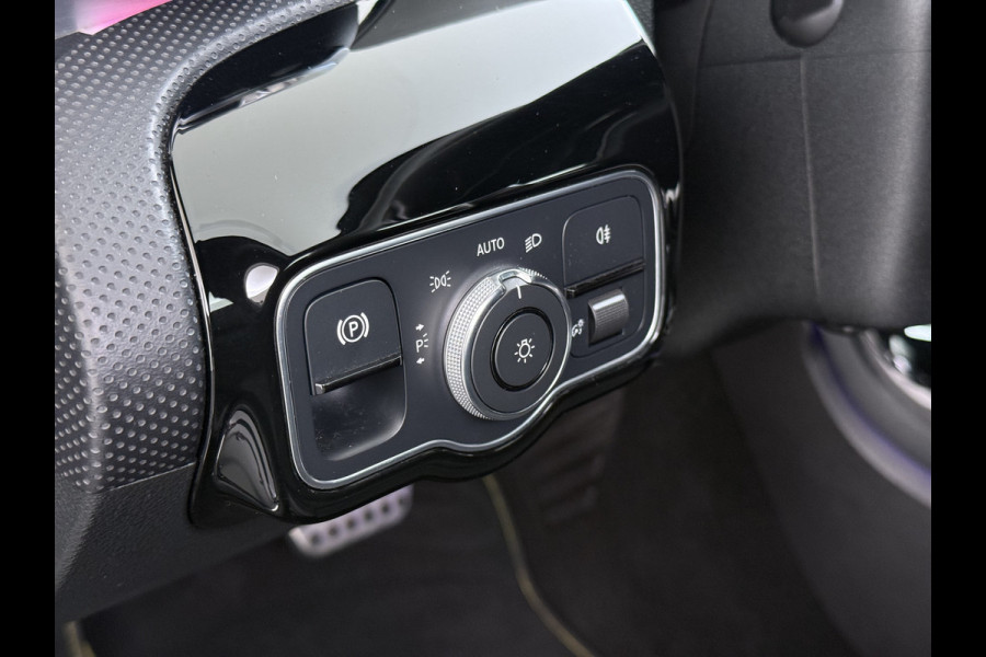Mercedes-Benz A-Klasse 250 AMG line Edition 1 | Pano Distronic Multibeam Burmester