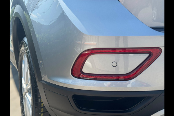 Volkswagen T-Roc 1.0 TSI Life LED / NAVIGATIE / DIGITAL COCKPIT / PARK ASSIST / STOELVERWARMING