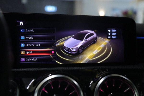 Mercedes-Benz A-Klasse 250 e AMG Line PANO/360CAM/HUD/ACC/BLINDSPOT/KEYLESS/VOL