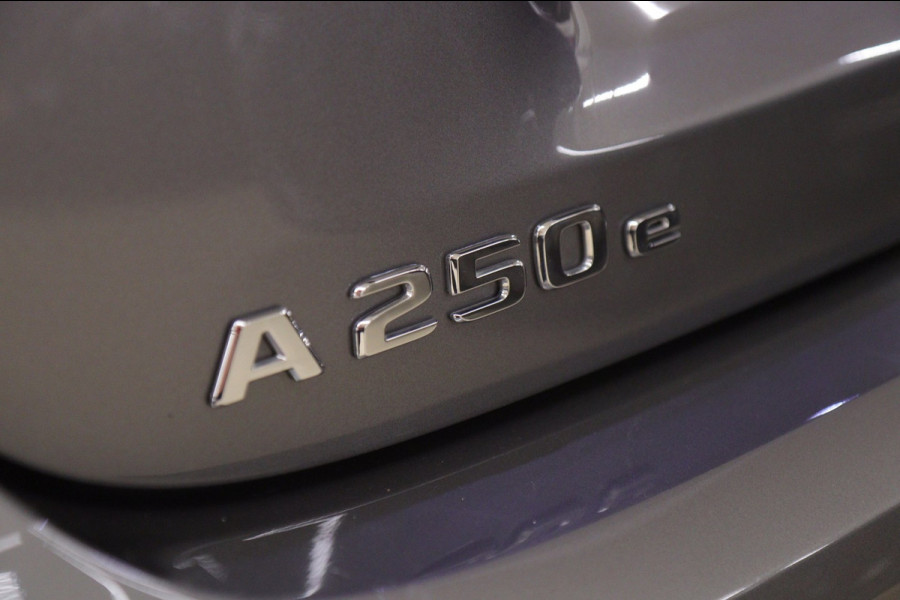Mercedes-Benz A-Klasse 250 e AMG Line PANO/360CAM/HUD/ACC/BLINDSPOT/KEYLESS/VOL