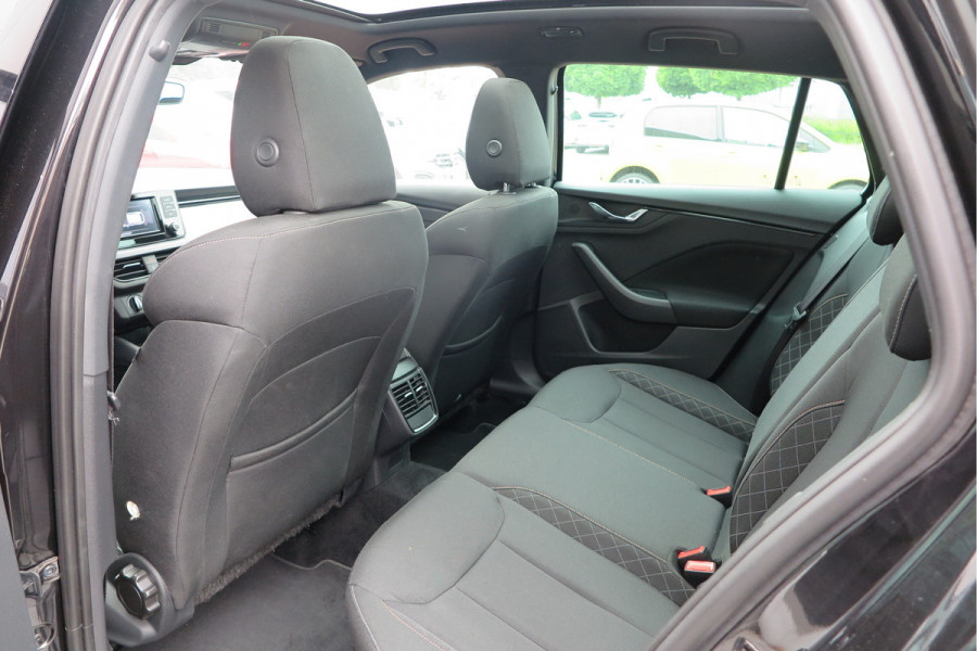 Škoda SCALA 1.0 TSI 110pk H6 Sport Business. Panoramadak , Led, Stoelverwarming, Achteruitrijcamera , PDC , Carplay , (navigatie via carplay) DAB+