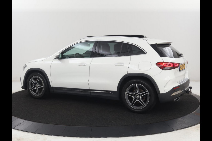 Mercedes-Benz GLA 200 AMG Line | Panoramadak | Trekhaak | Head up | Panoramadak | Trekhaak | Head up | Memory | Camera | Park assist | Sfeerverlichting | Full LED | Half Leder | Stoelverwarming | Cruise control | Carplay