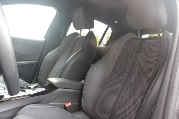 Peugeot 208 1.2 Hybrid 145PK AUTOMAAT GT | NAVIGATIE | DRAADLOZE APPLE CARPLAY/ANDROID AUTO | CAMERA VOOR + ACHTER | FULL LED KOPLAMPEN | LICHTMETALEN VELGEN 17" | DODEHOEK DETECTIE | DRAADLOZE TELEFOONLADER | KEYLESS ENTRY/START | DAB+ RADIO | ADAPTIVE CRUISE CONTROL | CLIMATE CONTROL |