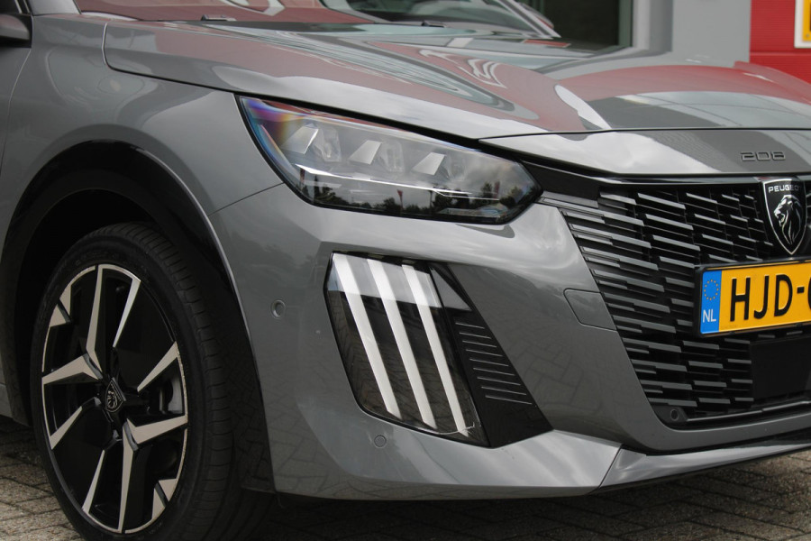 Peugeot 208 1.2 Hybrid 145PK AUTOMAAT GT | NAVIGATIE | DRAADLOZE APPLE CARPLAY/ANDROID AUTO | CAMERA VOOR + ACHTER | FULL LED KOPLAMPEN | LICHTMETALEN VELGEN 17" | DODEHOEK DETECTIE | DRAADLOZE TELEFOONLADER | KEYLESS ENTRY/START | DAB+ RADIO | ADAPTIVE CRUISE CONTROL | CLIMATE CONTROL |