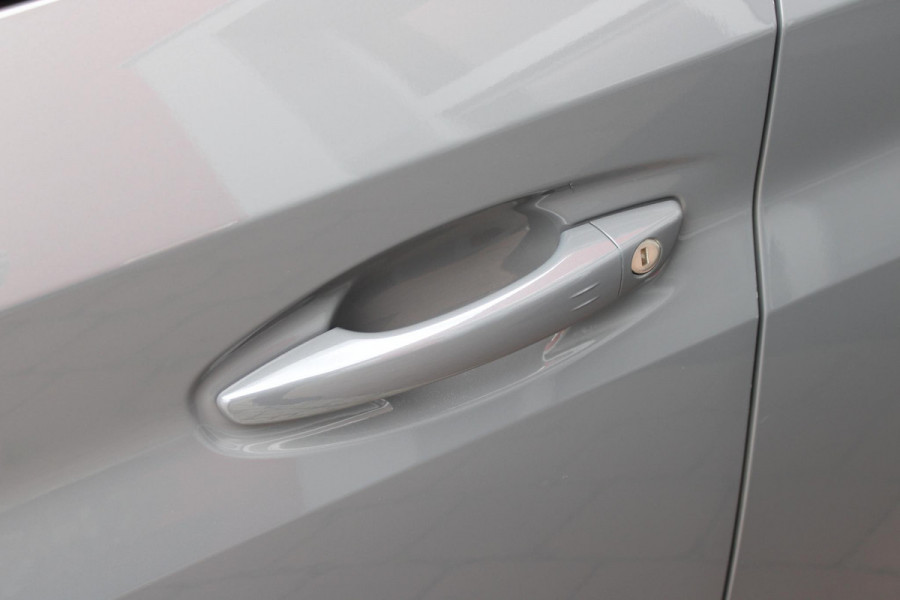 Peugeot 208 1.2 Hybrid 145PK AUTOMAAT GT | NAVIGATIE | DRAADLOZE APPLE CARPLAY/ANDROID AUTO | CAMERA VOOR + ACHTER | FULL LED KOPLAMPEN | LICHTMETALEN VELGEN 17" | DODEHOEK DETECTIE | DRAADLOZE TELEFOONLADER | KEYLESS ENTRY/START | DAB+ RADIO | ADAPTIVE CRUISE CONTROL | CLIMATE CONTROL |