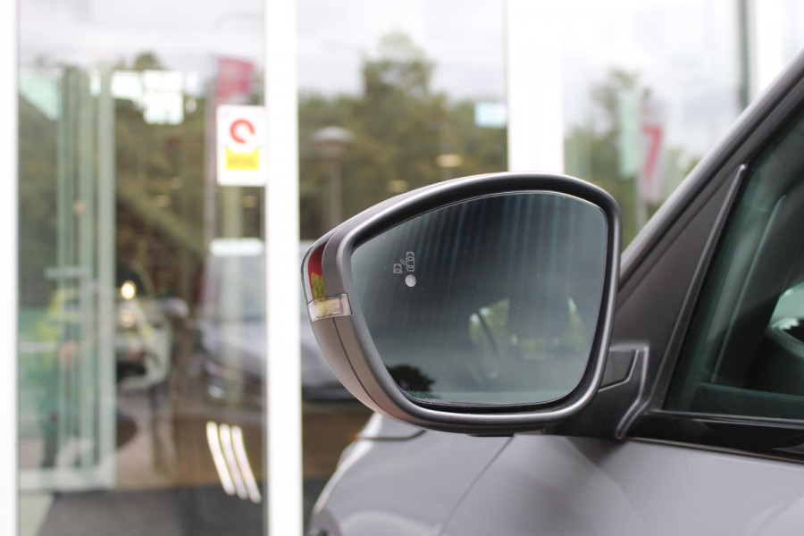 Peugeot 208 1.2 Hybrid 145PK AUTOMAAT GT | NAVIGATIE | DRAADLOZE APPLE CARPLAY/ANDROID AUTO | CAMERA VOOR + ACHTER | FULL LED KOPLAMPEN | LICHTMETALEN VELGEN 17" | DODEHOEK DETECTIE | DRAADLOZE TELEFOONLADER | KEYLESS ENTRY/START | DAB+ RADIO | ADAPTIVE CRUISE CONTROL | CLIMATE CONTROL |