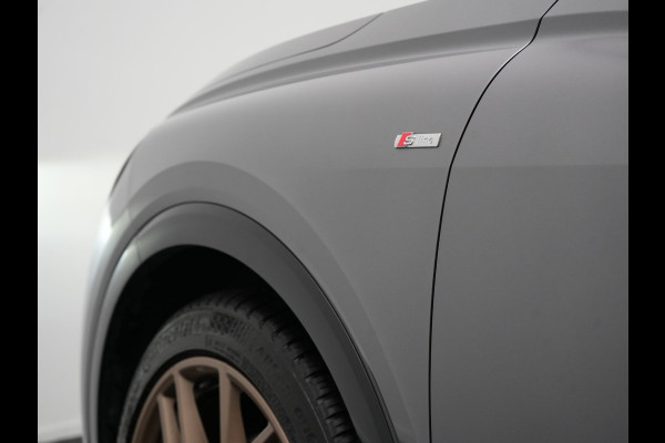 Audi Q4 e-tron 50 Quattro Edition One 2x S Line 77 kWh 300pk Dealer O.H. | Panodak | Head Up | Adaptive Cruise | Matrix LED | Camera | Lederen Sportstoelen Memory & Verwarmd | Keyless | Apple Carplay | Blis | DAB | 21"L.M |