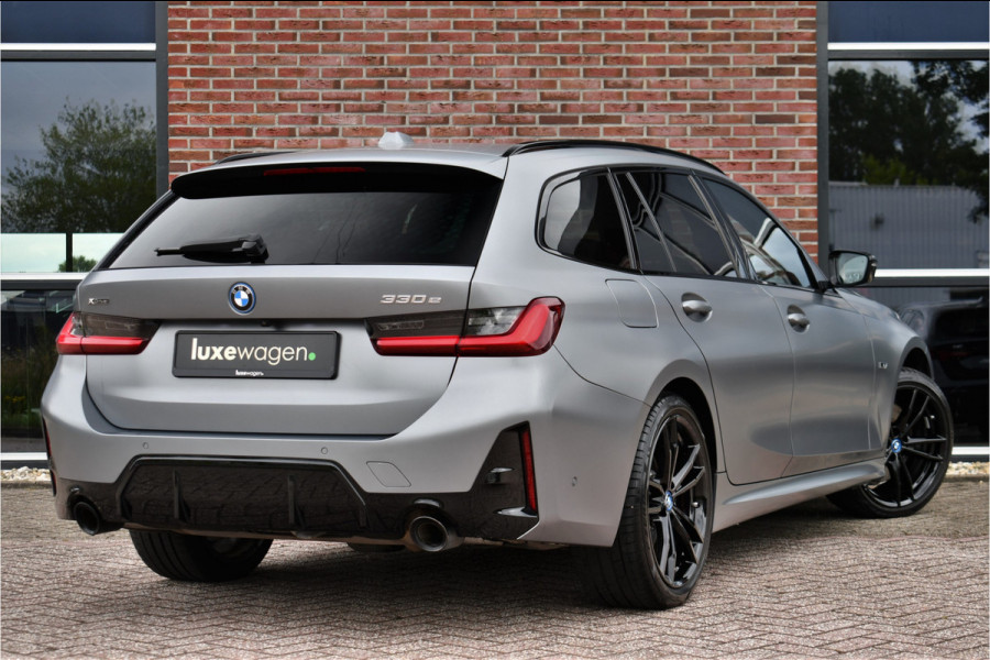 BMW 3 Serie Touring 330e xDrive M-Sport Pro Frozen-Grey Pano Trekh El-zetel HUD Merino-leder 19inch Adp-onderstel