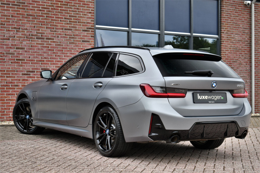 BMW 3 Serie Touring 330e xDrive M-Sport Pro Frozen-Grey Pano Trekh El-zetel HUD Merino-leder 19inch Adp-onderstel