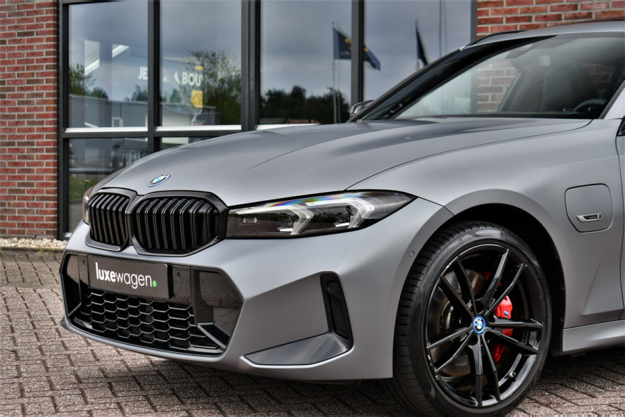 BMW 3 Serie Touring 330e xDrive M-Sport Pro Frozen-Grey Pano Trekh El-zetel HUD Merino-leder 19inch Adp-onderstel