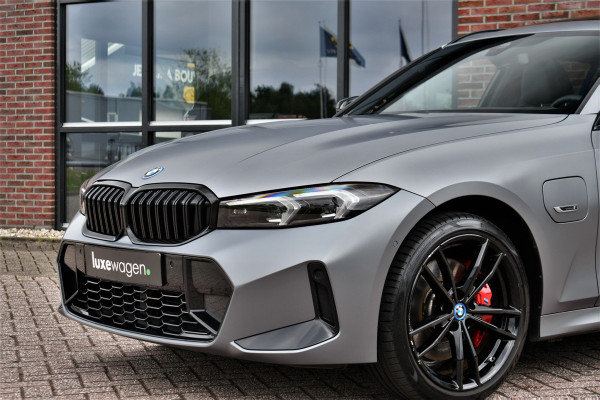 BMW 3 Serie Touring 330e xDrive M-Sport Pro Frozen-Grey Pano Trekh El-zetel HUD Merino-leder 19inch Adp-onderstel