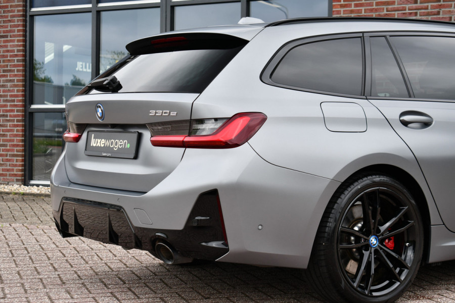 BMW 3 Serie Touring 330e xDrive M-Sport Pro Frozen-Grey Pano Trekh El-zetel HUD Merino-leder 19inch Adp-onderstel