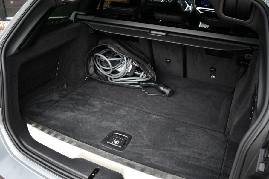 BMW 3 Serie Touring 330e xDrive M-Sport Pro Frozen-Grey Pano Trekh El-zetel HUD Merino-leder 19inch Adp-onderstel
