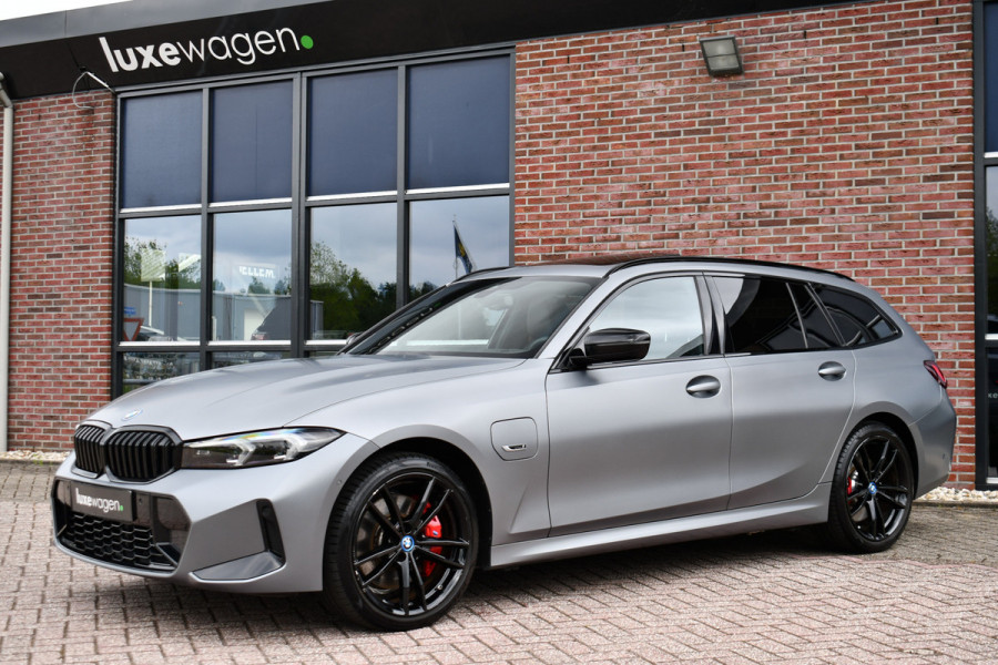 BMW 3 Serie Touring 330e xDrive M-Sport Pro Frozen-Grey Pano Trekh El-zetel HUD Merino-leder 19inch Adp-onderstel