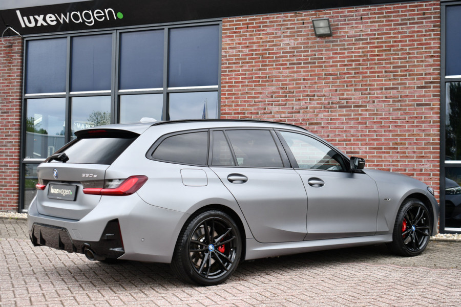 BMW 3 Serie Touring 330e xDrive M-Sport Pro Frozen-Grey Pano Trekh El-zetel HUD Merino-leder 19inch Adp-onderstel