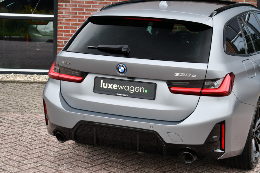 BMW 3 Serie Touring 330e xDrive M-Sport Pro Frozen-Grey Pano Trekh El-zetel HUD Merino-leder 19inch Adp-onderstel