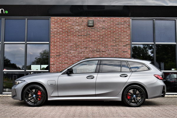BMW 3 Serie Touring 330e xDrive M-Sport Pro Frozen-Grey Pano Trekh El-zetel HUD Merino-leder 19inch Adp-onderstel